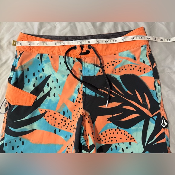 Volcom Mod-Tech Board Shorts - Picture 3 of 7